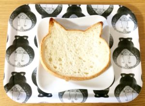 色ネコ食パン